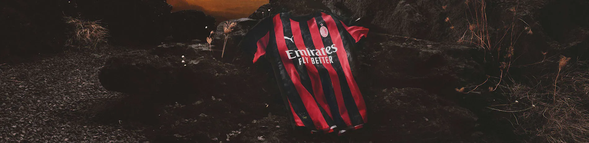 Klassisches AC Milan Heimtrikot 25/26 in Rot und Schwarz, stolz präsentiert.