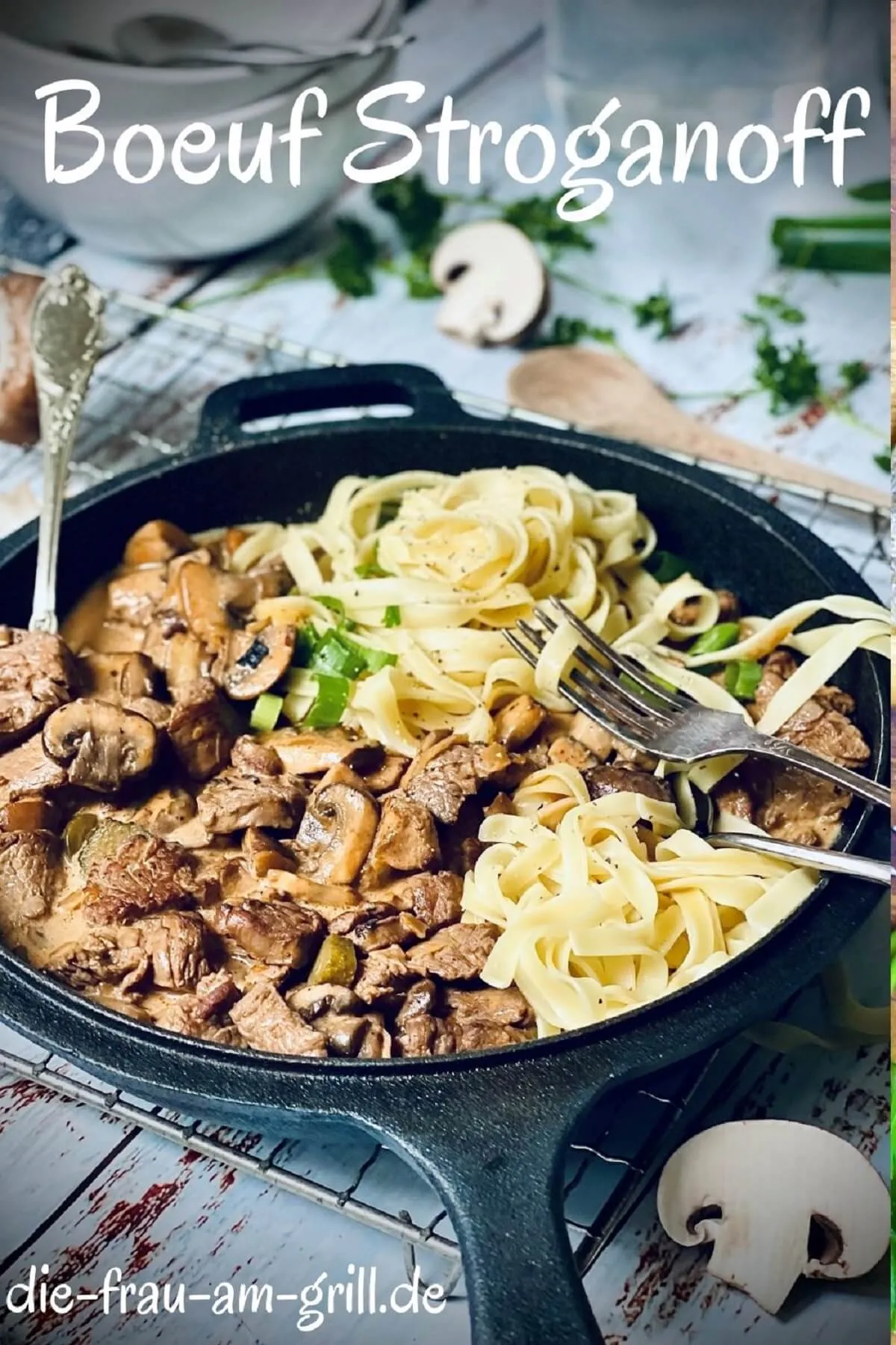 Klassisches Boeuf Stroganoff servierfertig angerichtet