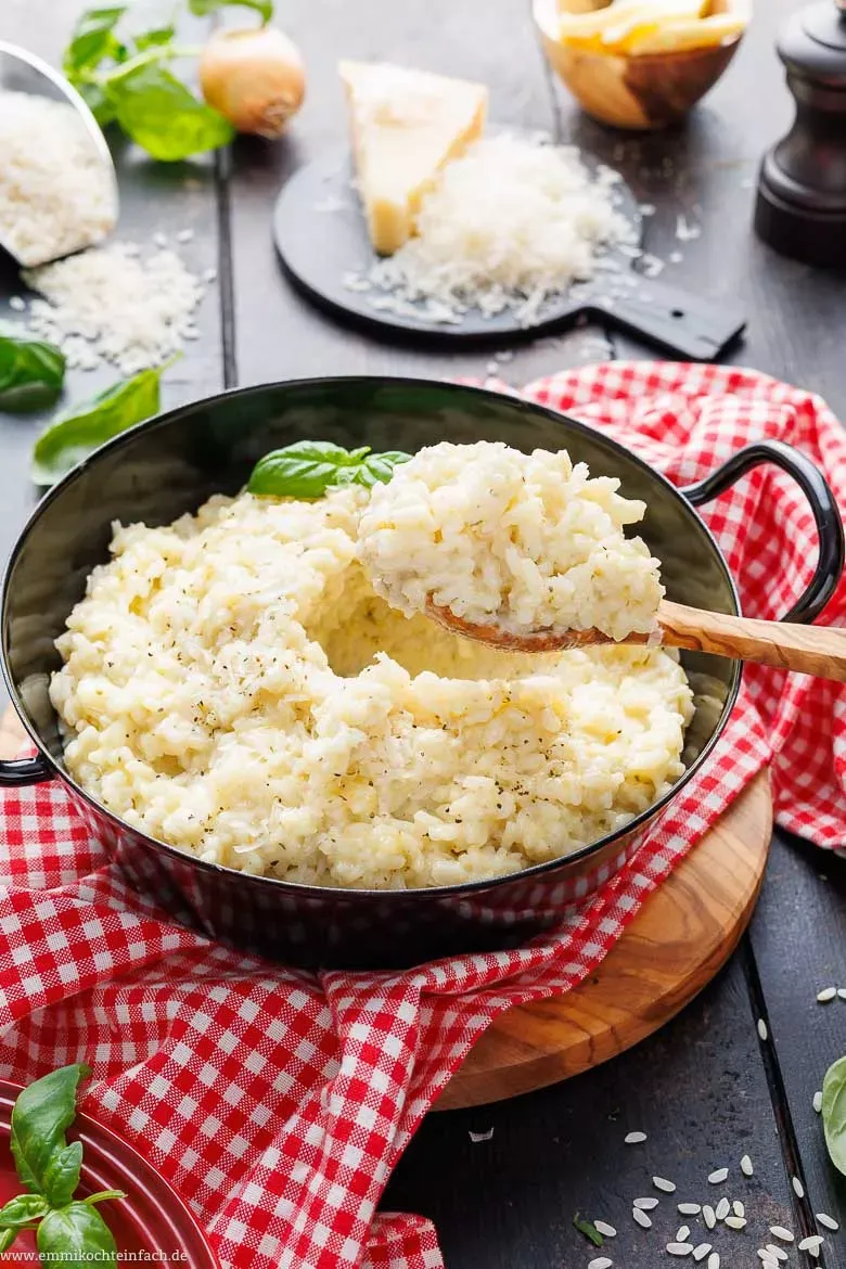 Klassisches cremiges Risotto Rezept in einer Schale serviert