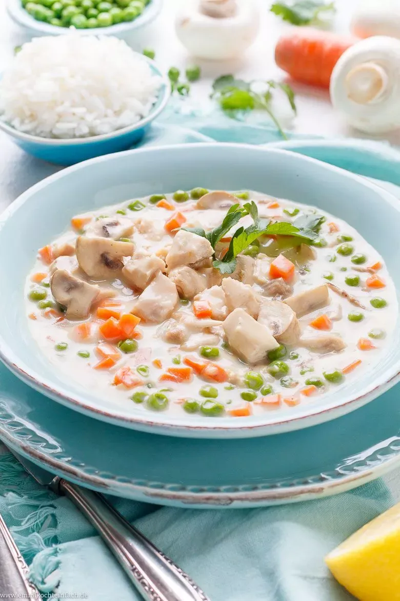 Klassisches Hühnerfrikassee fertig zum Servieren mit einer Beilage