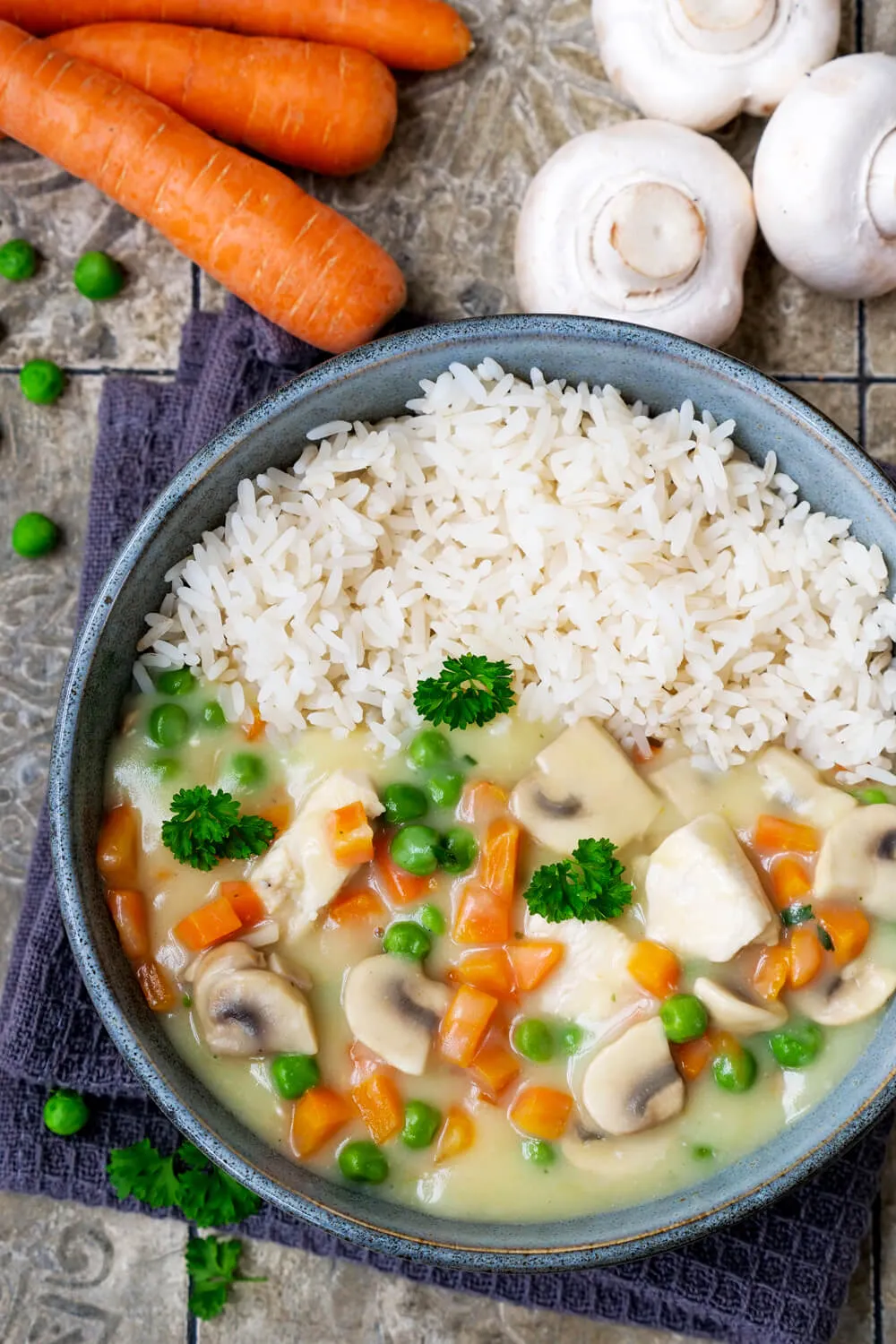 Klassisches Hühnerfrikassee mit Hähnchen, Gemüse und Reis