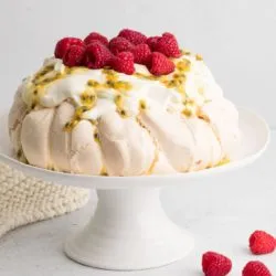 Klassisches Pavlova Rezept mit Sahne und Maracuja