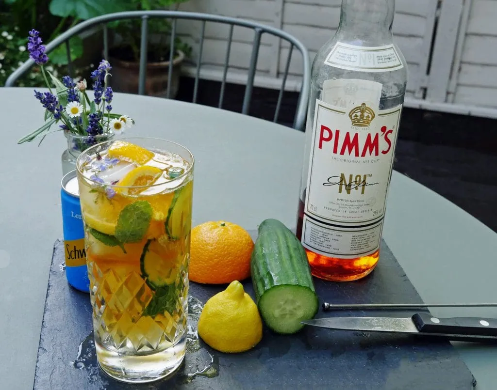 Klassisches Pimm's Getränk Rezept mit frischen Früchten und Minze im Glas