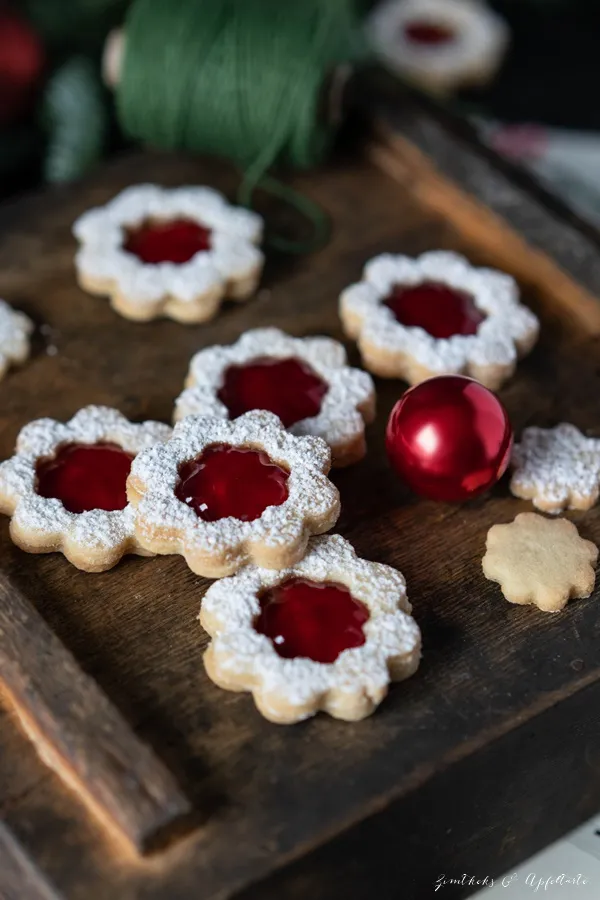 Klassisches Rezept für Linzer Plätzchen mit Marmelade, gefüllt mit roter Konfitüre