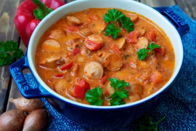 Klassisches Würstchengulasch mit Wiener Würstchen und frischer Paprika in einer Schüssel