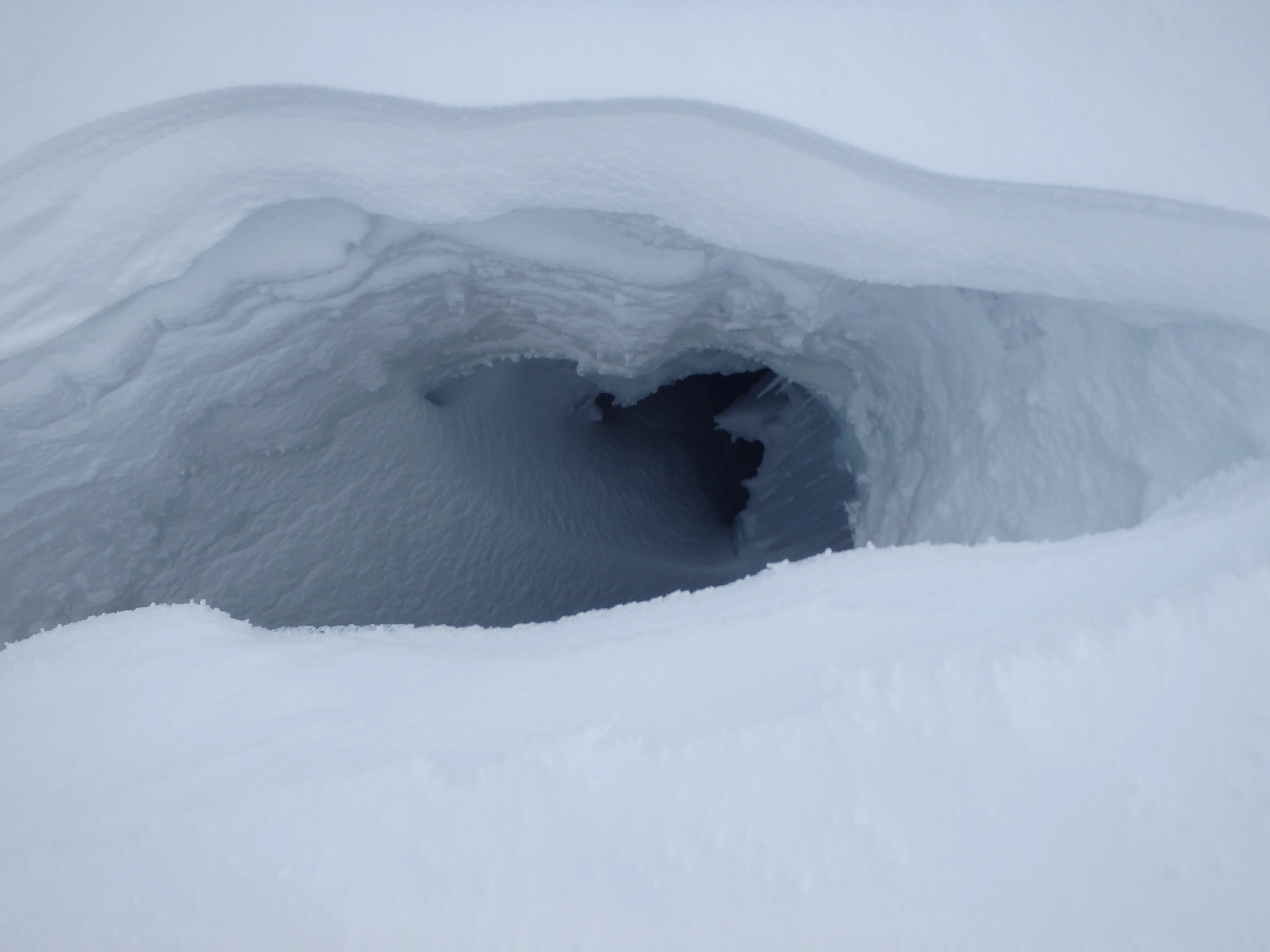 Kleine, aber sichtbare Gletscherspalten im Schnee
