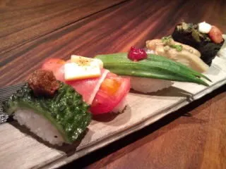 Kleine Auswahl an Goya, eingelegtem Daikon und Okra als vegetarisches Sushi