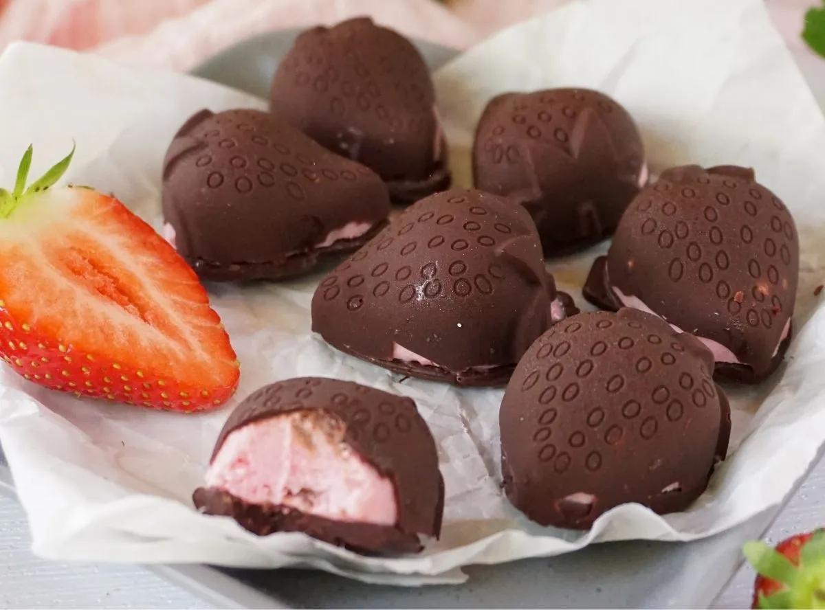 Kleine Erdbeer-Eispralinen, ideal als kalter Sommer-Dessert-Snack