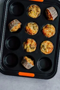 Kleine goldbraune Brokkoli-Mais-Muffins als köstliches Brokkoli Gemüse Rezept, ideal für den schnellen Genuss.