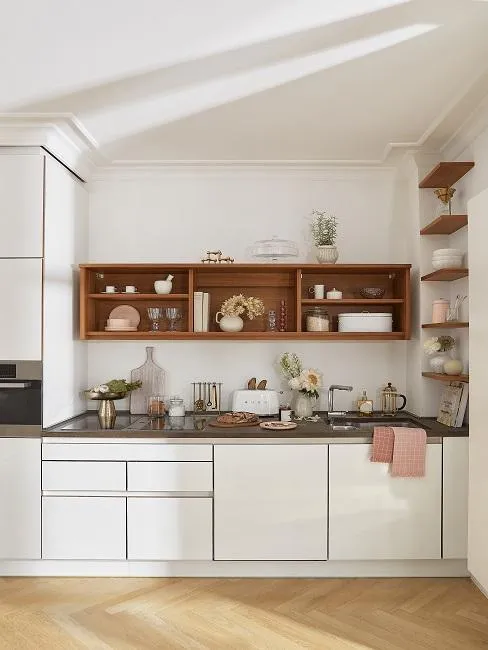 Kleine Küche in Weiß Hochglanz mit minimalistischem Design