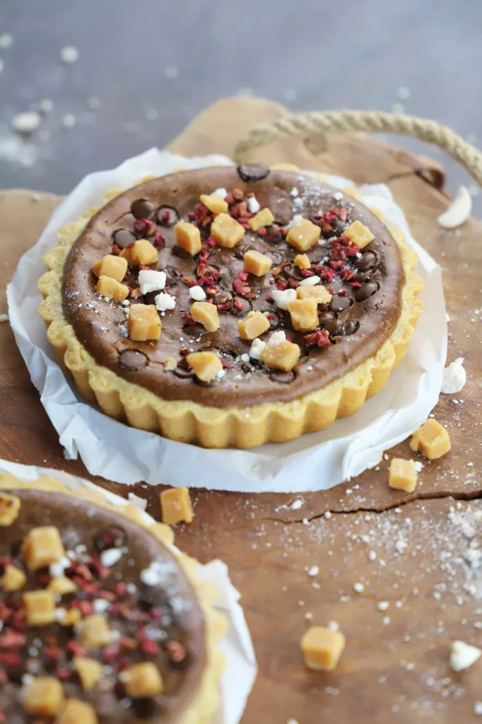 Kleine Nutella Cheesecake Tartelettes, liebevoll garniert, als unwiderstehliches Dessert.