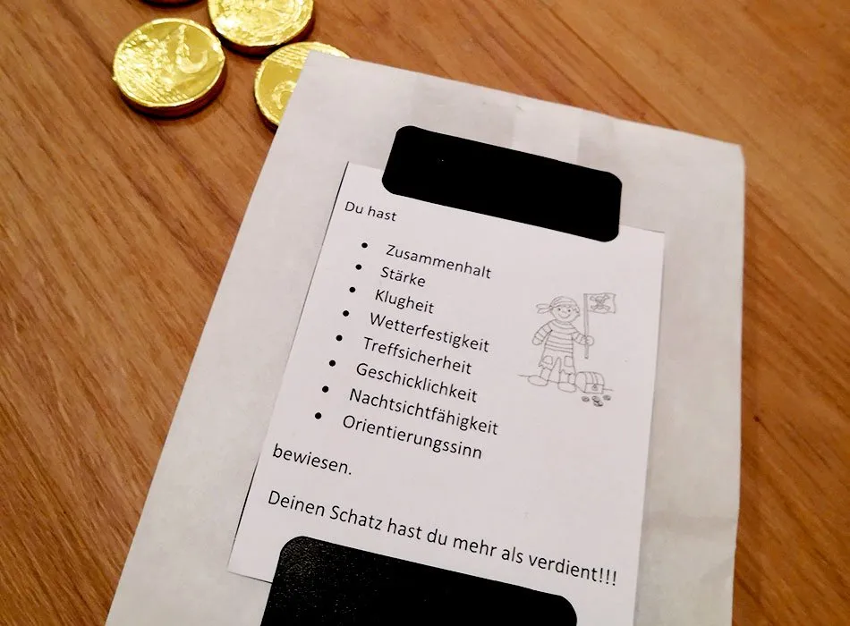 Kleine Piraten bei der letzten Etappe der Schatzsuche, auf der Suche nach der versteckten Truhe.