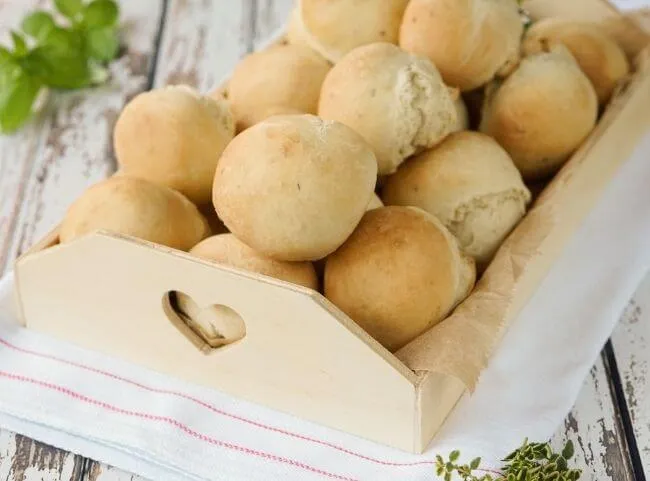 Kleine Pizzateig-Brötchen, ideal für unterwegs