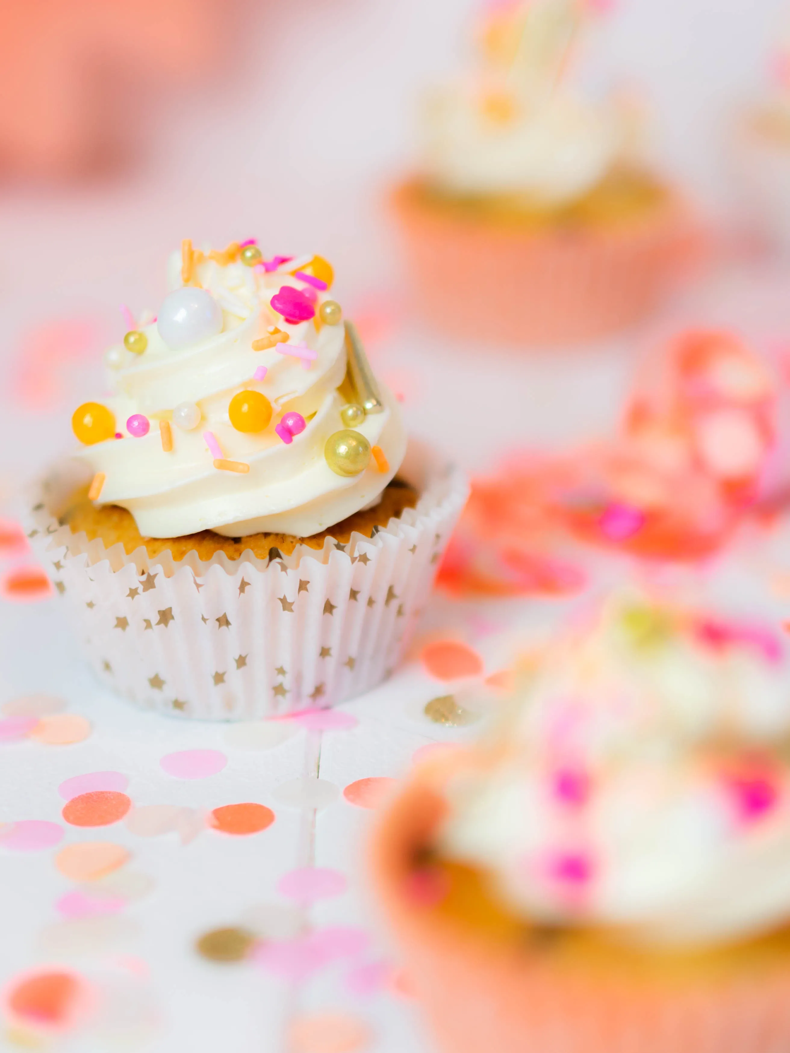 Kleine Schoko-Muffins mit bunten Streuseln