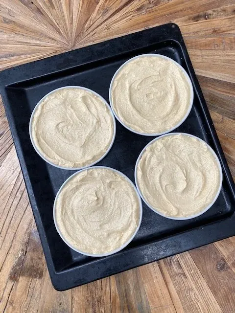 Kleine Schokoladen-Ostereier, halbiert für die Fault Line Verzierung der Ostertorte