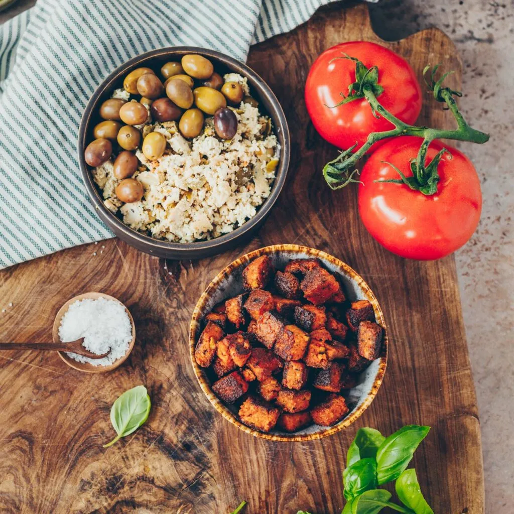 Kleine Schüssel mit frischem Panzanella und verschiedenen Tofu-Sorten