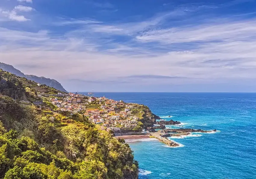 Kleine Siedlung an Madeiras Küste