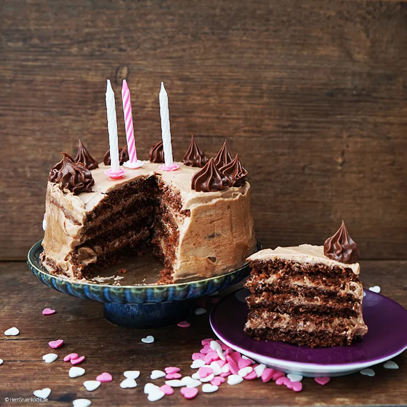 Kleine vegane Schoko-Geburtstagstorte mit Bionella-Creme und Tupfen, ohne Backform zubereitet