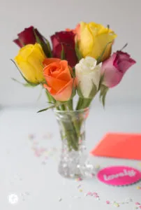 Kleiner Strauss aus bunten Röschen zum Geburtstag