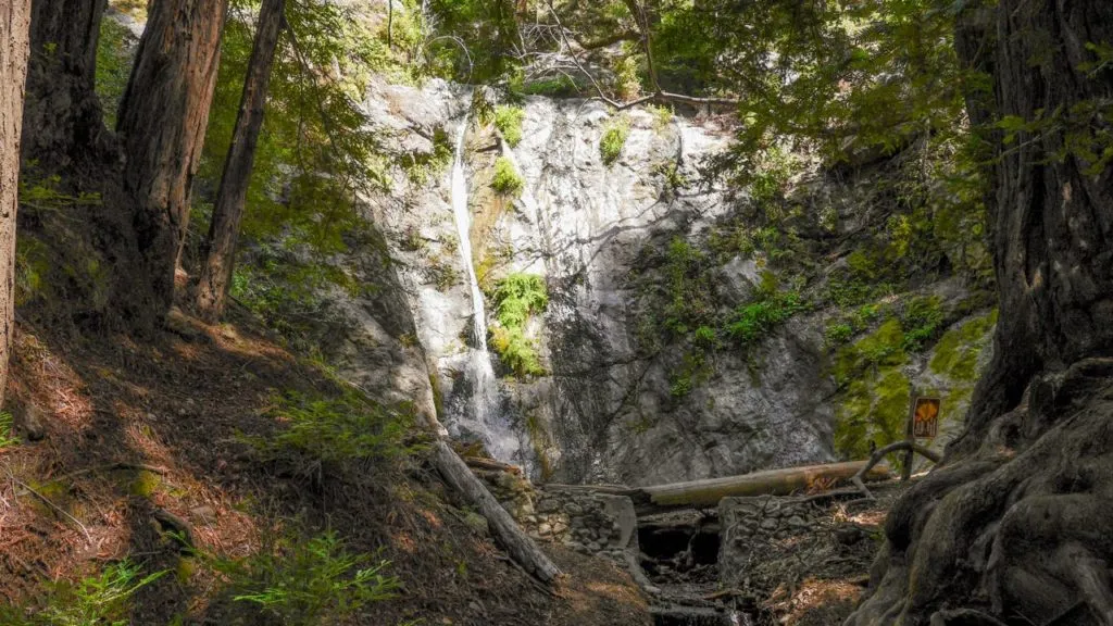 Kleiner Wasserfall im Park