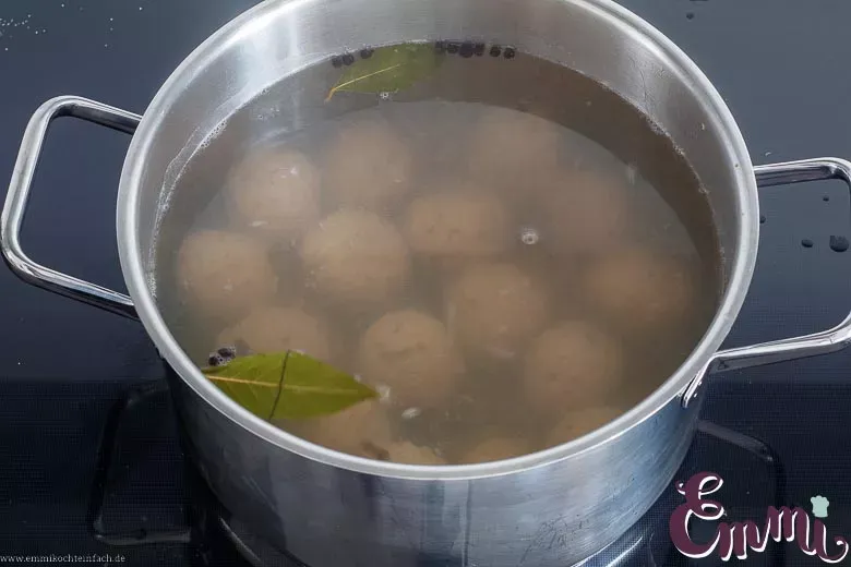 Klopse kochen im Sud - www.emmikochteinfach.de