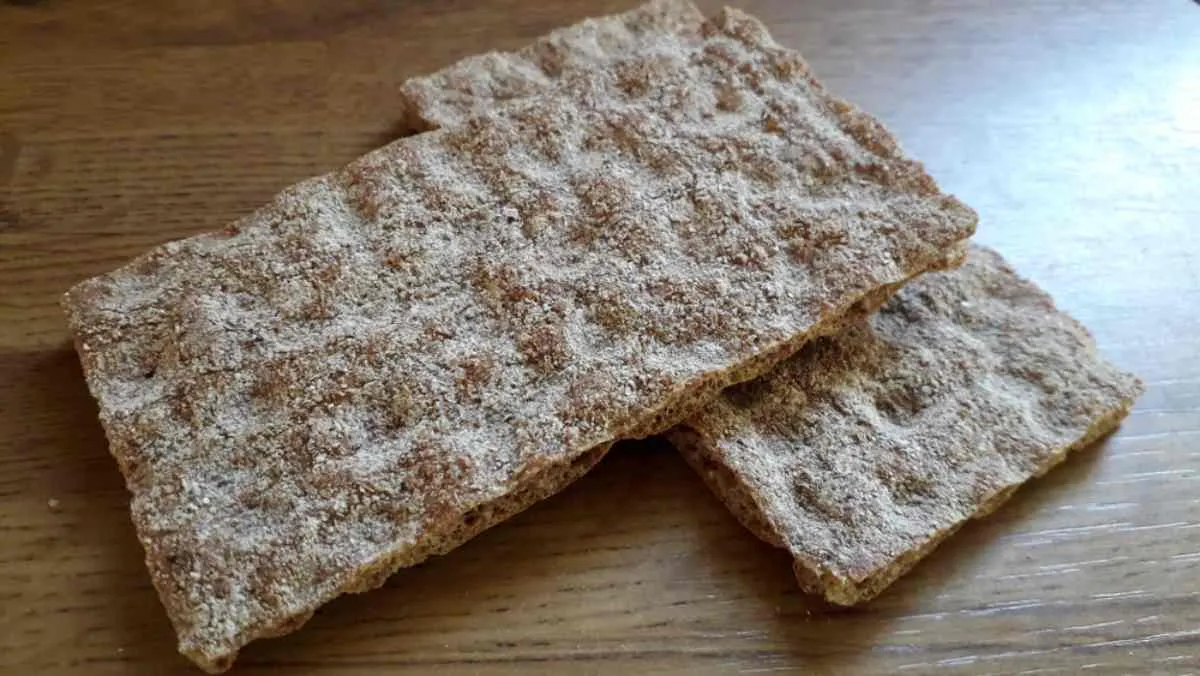 Knäckebröd, ein knuspriges schwedisches Brot, auf einem Holzbrett