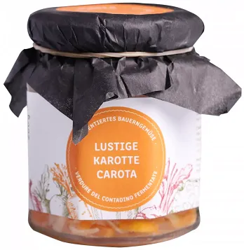 Knackige fermentierte Karottensticks in einem Einmachglas, gesund und lecker