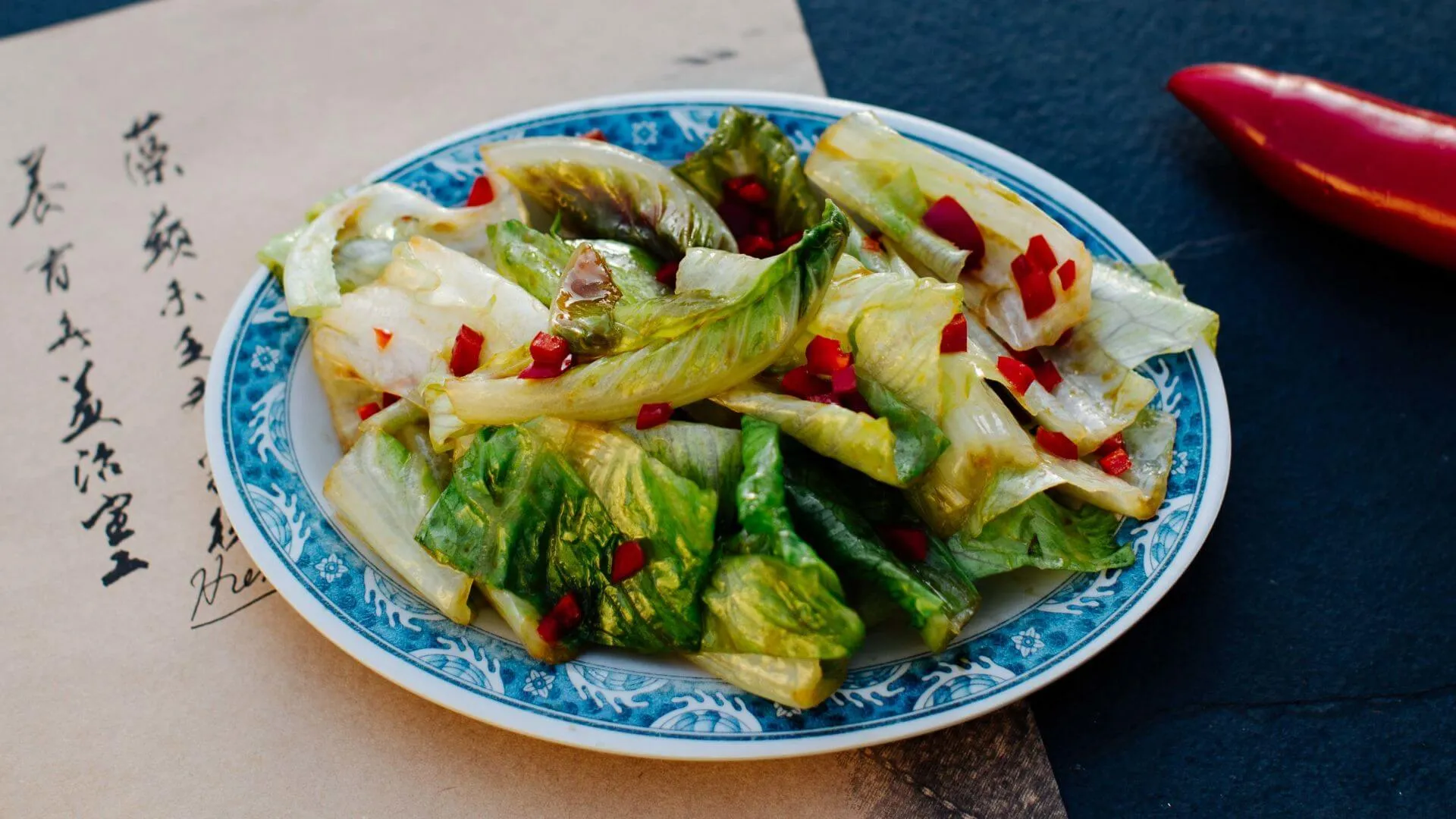 Knackiger Romanasalat, kurz im Wok gebraten mit Knoblauch und Chili, ein schnelles und aromatisches chinesisches Gemüsegericht