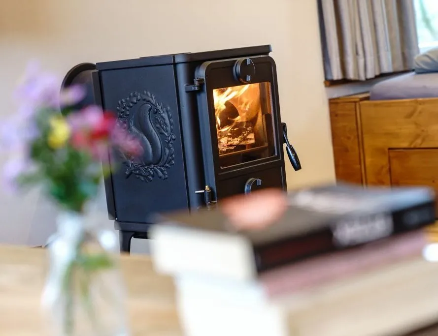 Knisternder Kaminofen im Baumhaus