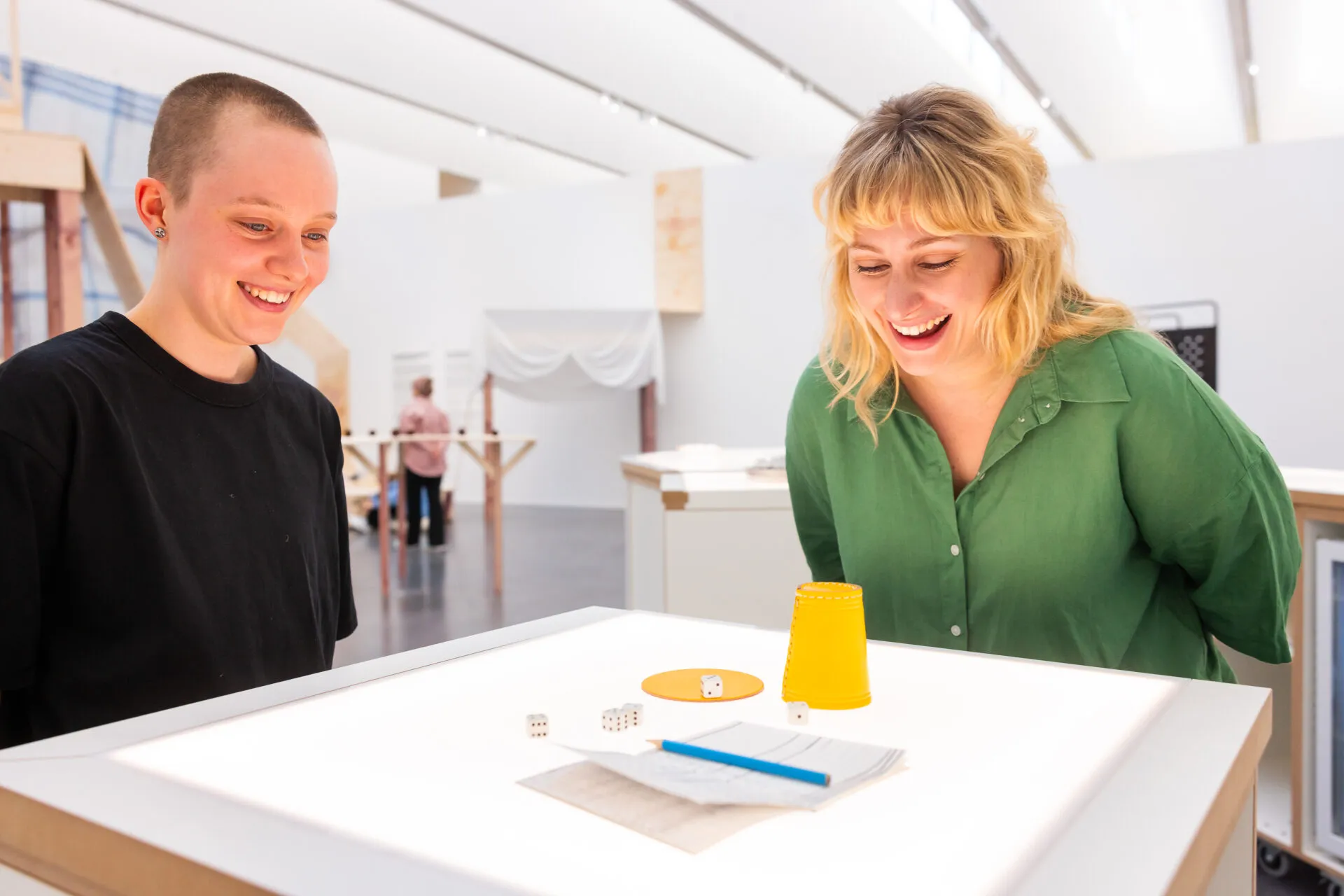 Knobelbecher, Aschenbecher und Pinnchen ergänzen „Kulisse“ als Requisiten und verweisen auf das gesellige Miteinander in Kneipen.