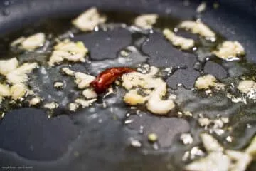 Knoblauch und Chili für das Mangold Gericht in Olivenöl andünsten