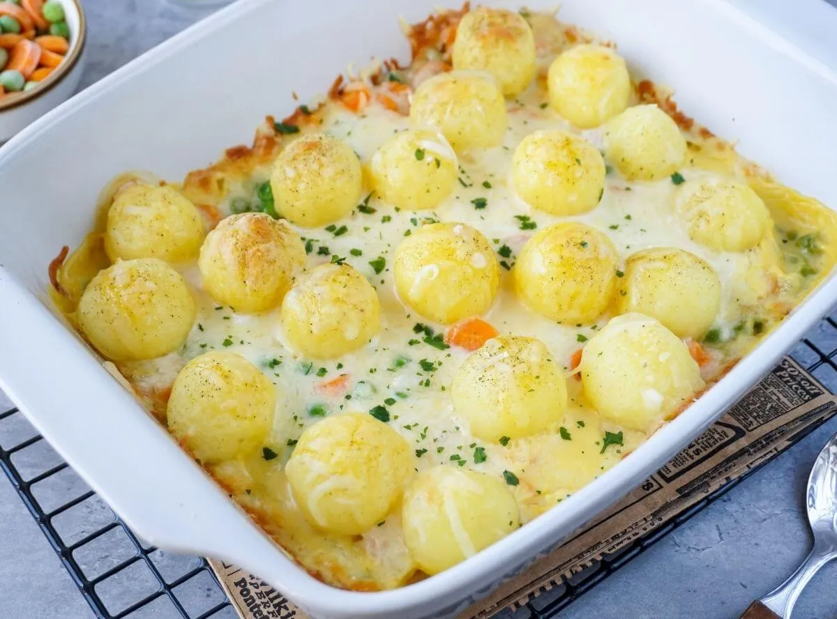 Knödelauflauf mit Gemüse und Sauce Hollandaise