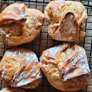 Knusprig gebackene Dinkel-Sauerteig-Brötchen frisch aus dem Ofen.