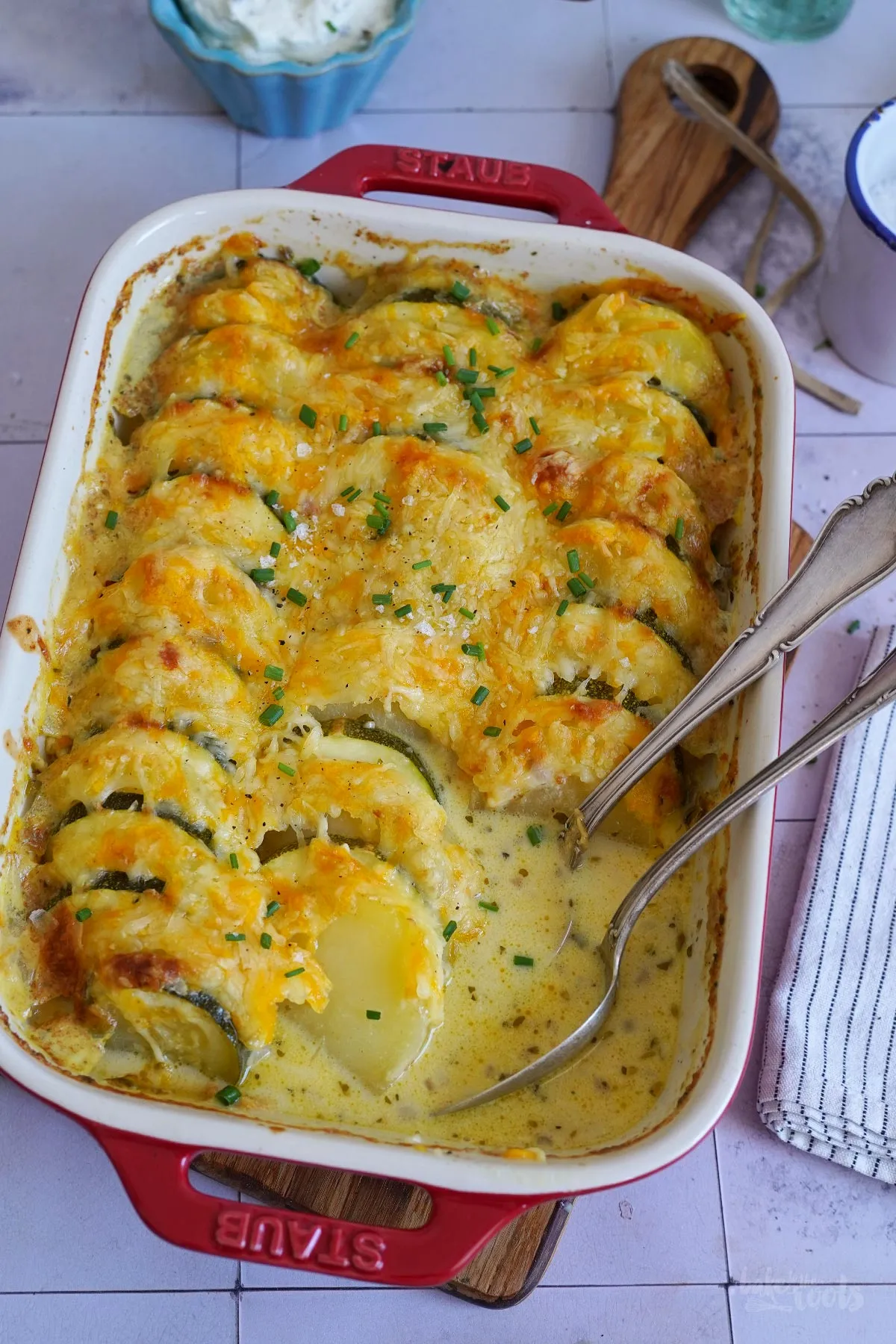 Knusprig gebackener Zucchini-Kartoffel-Auflauf mit geschmolzenem Käse
