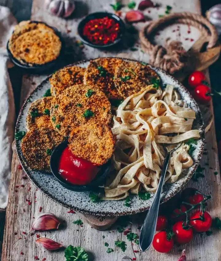 Knusprige Auberginen-Schnitzel mit cremiger Nätigkeiten und frischen Kräutern