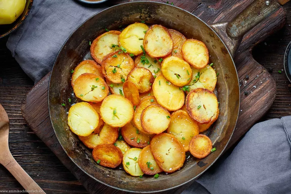 Knusprige Bratkartoffeln als klassische deutsche Beilage