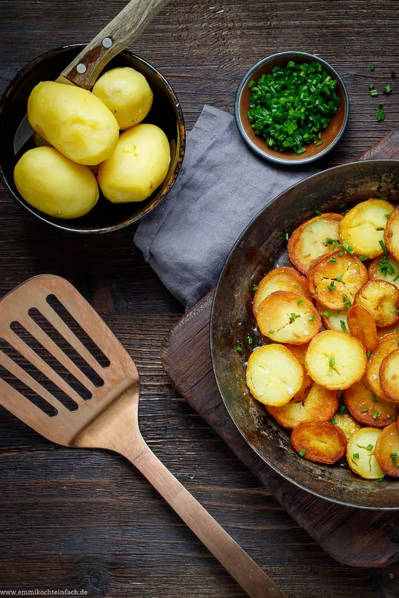 Knusprige Bratkartoffeln in der Pfanne fertig zum Servieren
