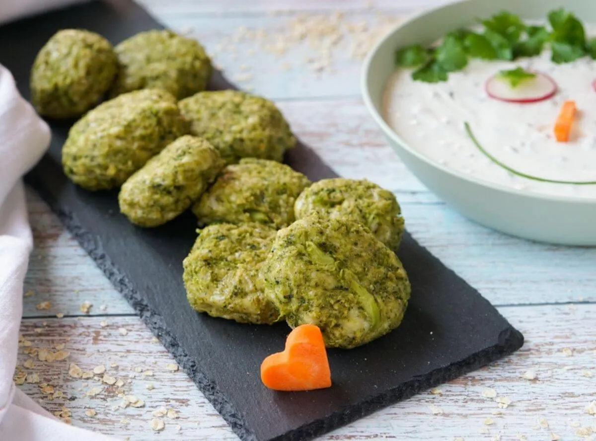 Knusprige Brokkoli-Käse-Bällchen auf Backpapier