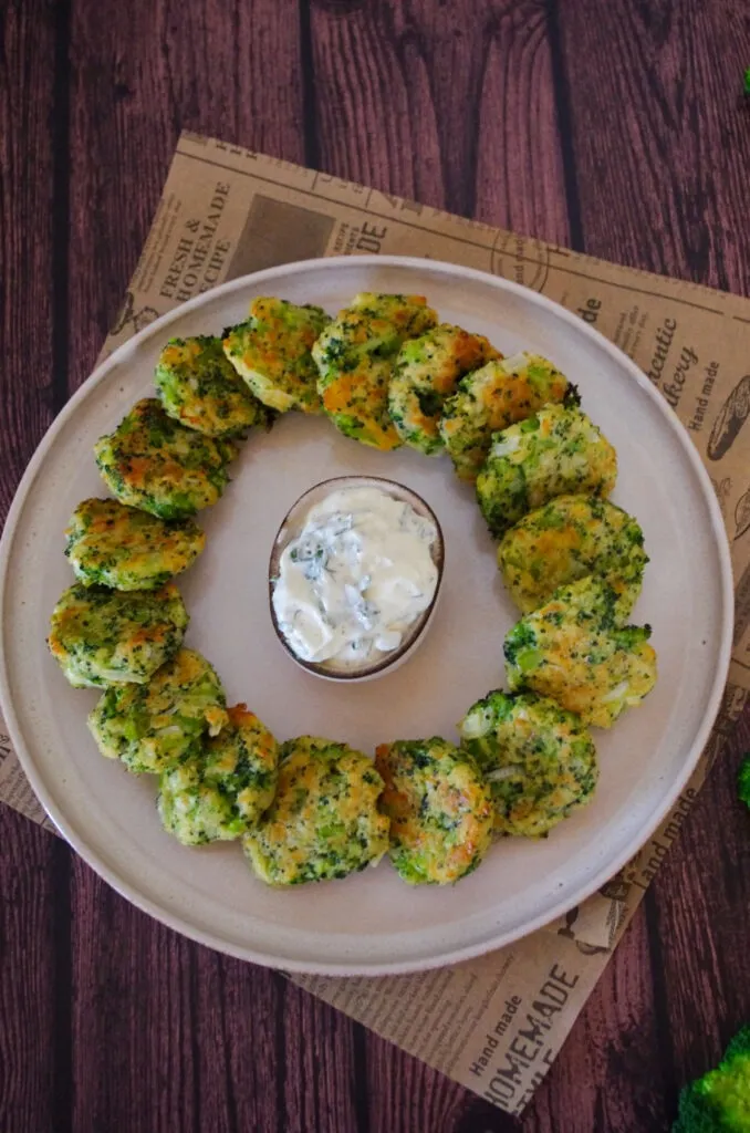 Knusprige Brokkoli-Nuggets goldbraun gebacken, serviert mit einem Kräuter-Dip – ein gesundes Brokkoli-Rezept für die ganze Familie.