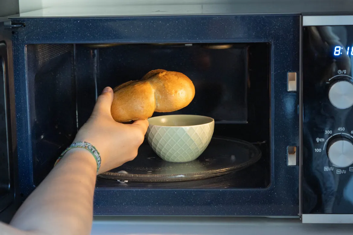 Knusprige Brötchen in der Mikrowelle