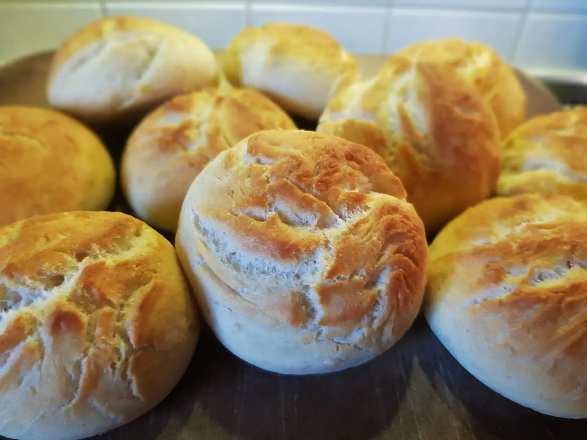 Knusprige Dinkelbrötchen auf einer Stoneware