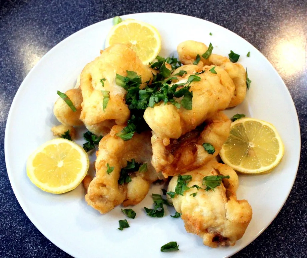 Knusprige Egli Filets im goldenen Bierteig mit frischem Knoblauchspargel und Salzkartoffeln serviert