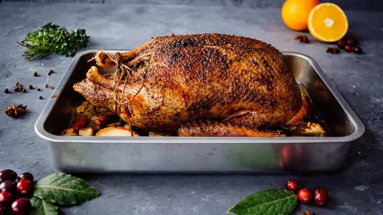 Knusprige Ente, frisch aus dem Ofen, bereit zum Tranchieren