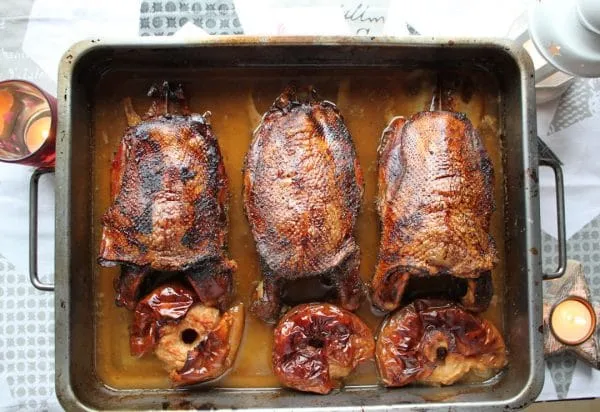 Knusprige Gänsebrust mit goldbrauner Haut, klassisch für festliche Anlässe