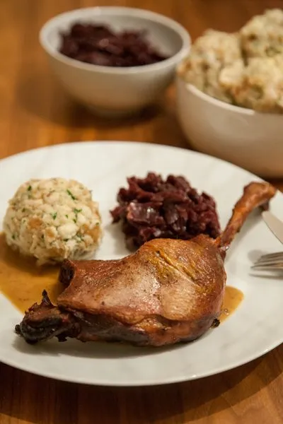 Knusprige Gänsekeule aus dem Bratschlauch mit Beilagen