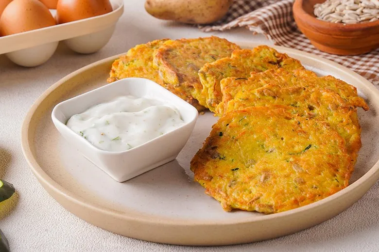 Knusprige Gemüseschnitzel aus Möhren und Zucchini, eine schmackhafte und bekömmliche Option für Schonkost Hauptgerichte