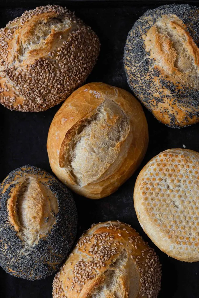 Knusprige, goldbraun gebackene Brötchen, frisch aus dem Ofen