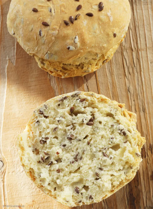 Knusprige goldbraune Leinsamenbrötchen ohne Hefe frisch aus dem Ofen
