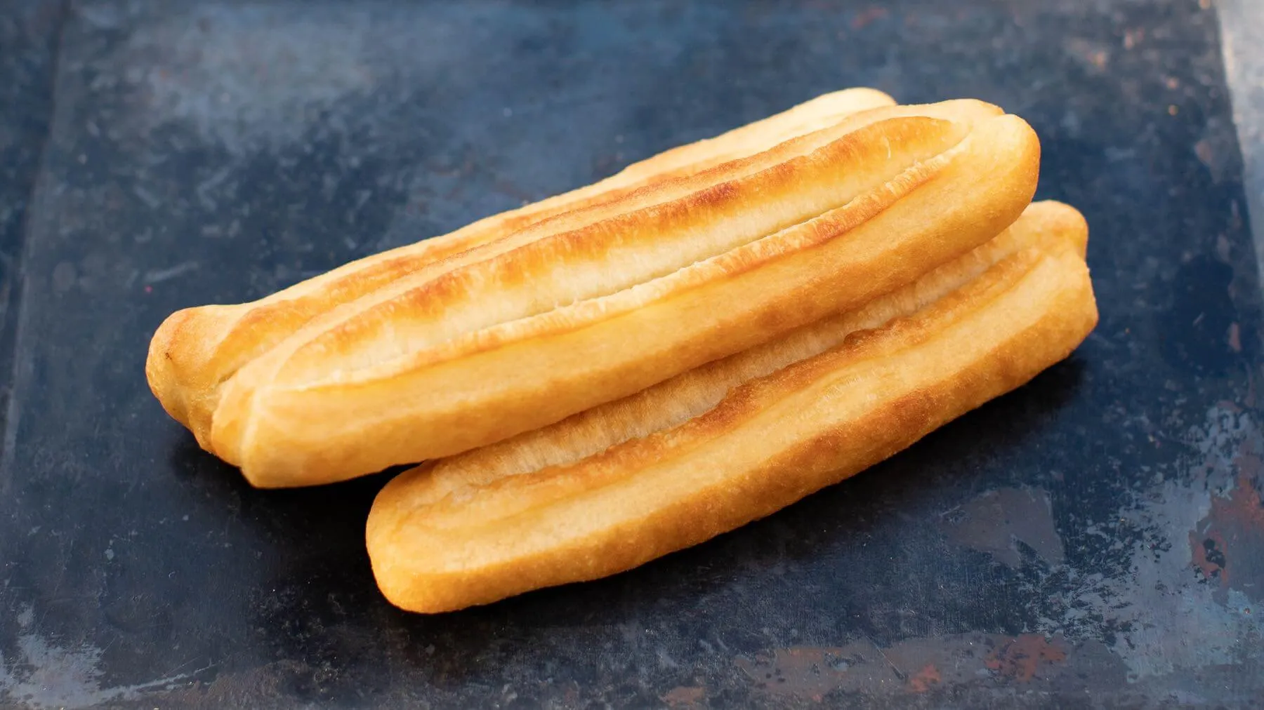 Knusprige goldbraune Youtiao, chinesische frittierte Teigstangen, ideal zum Frühstück oder als Beilage