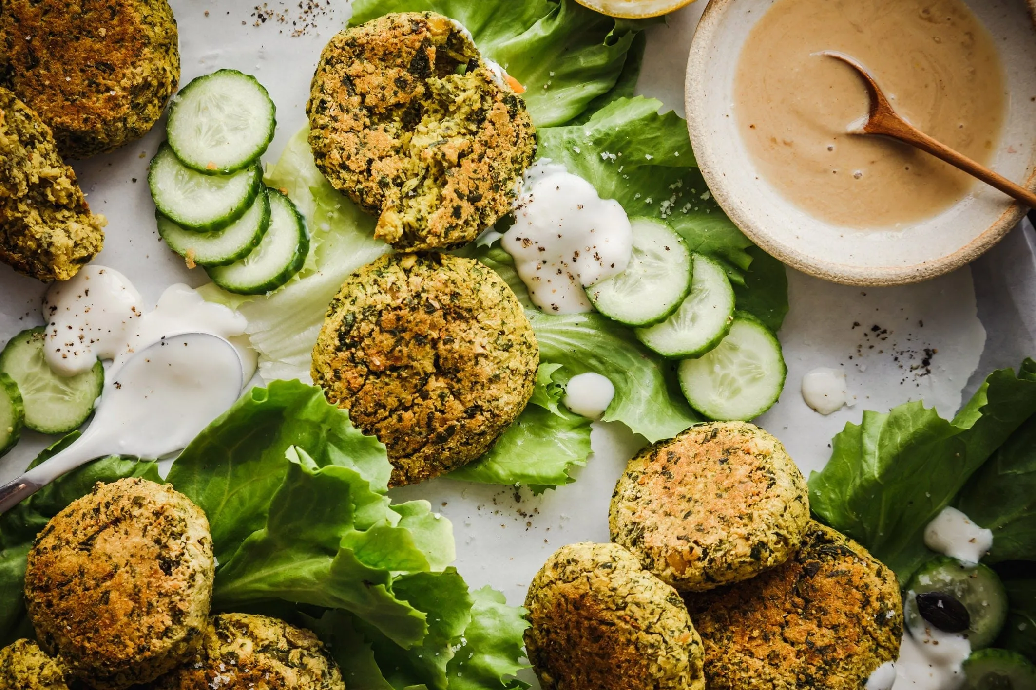 Knusprige Grünkohl-Falafel mit frischer Kräutersauce
